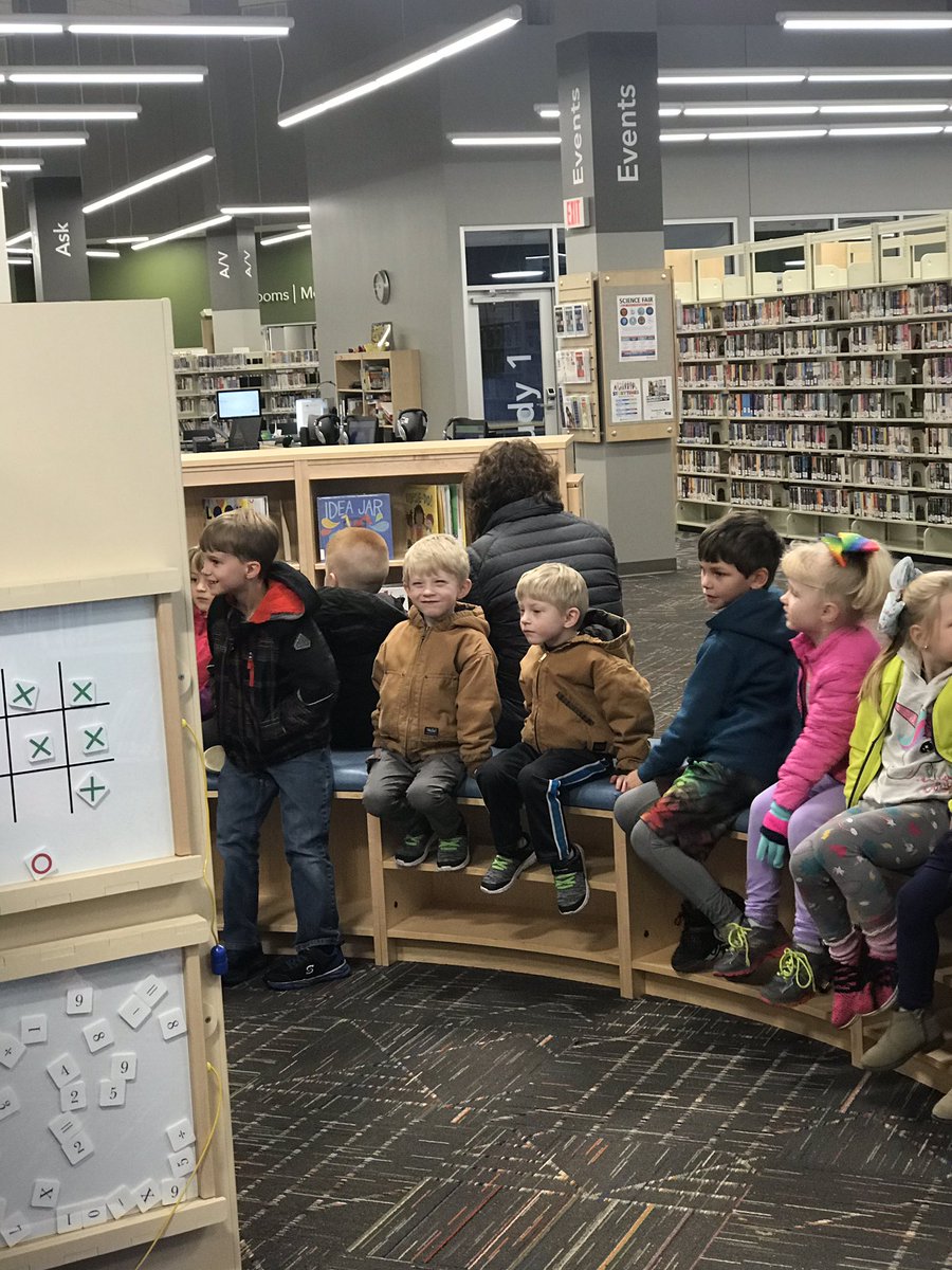 We had a great time visiting the library! We are so lucky to have an excellent one right next door!! #MLBallstars #ourstory #mulberryelementary <a href="/SmithsMLBStars/">Jennifer Smith</a>