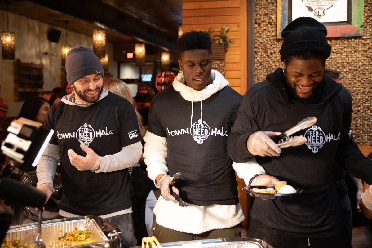 PumpkinNation's tweet photo. More photos from todayβs 6th annual Feed the Need at @TOWNHALLOHC! #THFeedTheNeed #Browns #Thanksgiving
πΈ: @FrancisAngelone https://t.co/VLD47jzbGm