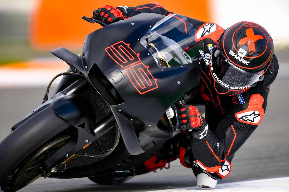 Webesport's tweet photo. #NotiWE Jorge Lorenzo (Honda) y Joan Mir (Suzuki) se han estrenado hoy con sus nuevas escuderías en los primeros Tests Oficiales de MotoGP 2019. Fotos vía https://t.co/a1VDps3vyJ
https://t.co/Ag88jFX1pr https://t.co/DFBad8SUtz
