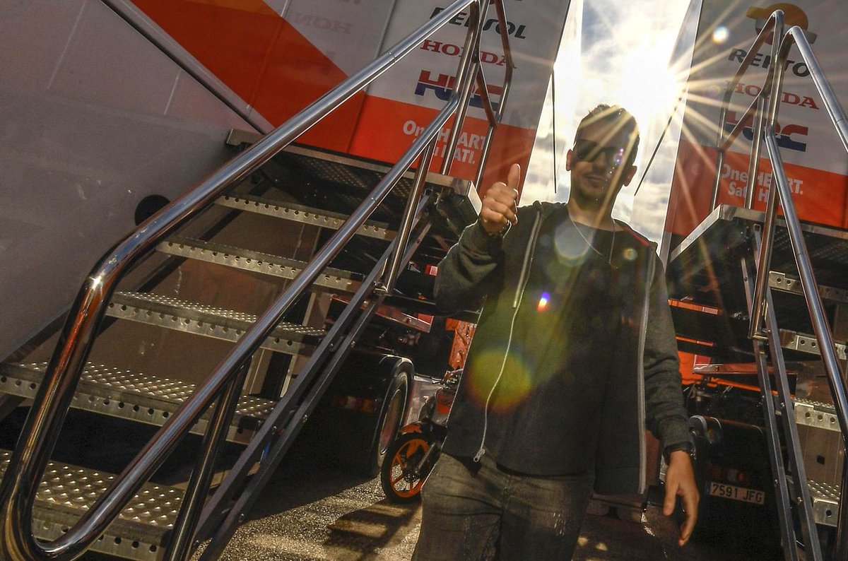 Webesport's tweet photo. #NotiWE Jorge Lorenzo (Honda) y Joan Mir (Suzuki) se han estrenado hoy con sus nuevas escuderías en los primeros Tests Oficiales de MotoGP 2019. Fotos vía https://t.co/a1VDps3vyJ
https://t.co/Ag88jFX1pr https://t.co/DFBad8SUtz