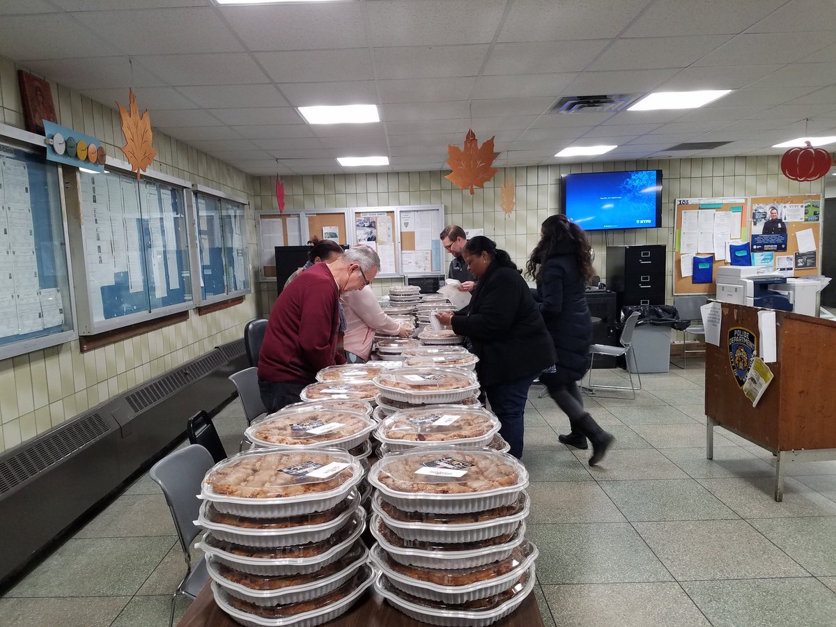 NYPD105Pct's tweet photo. An abundance of "THANK YOUs" from the #105Precinct to #BelleroseAssemblyOfGod,  for getting our #Thanksgiving2018 off to a sweet start. https://t.co/feijlpSADD