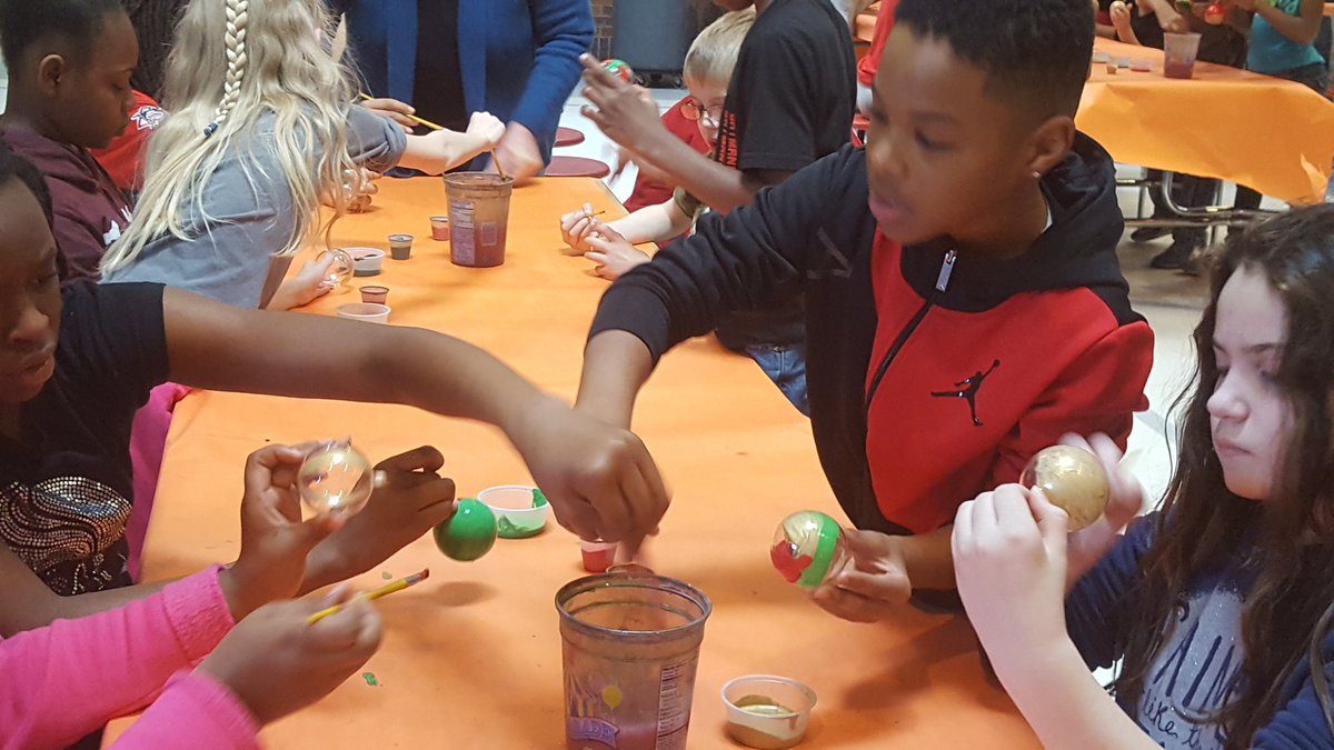 ejudon4's tweet photo. BG 4th graders decorating ornaments for Mayor's Christmas tree. Thank you Mayor Jones https://t.co/PLUI9QfwQE