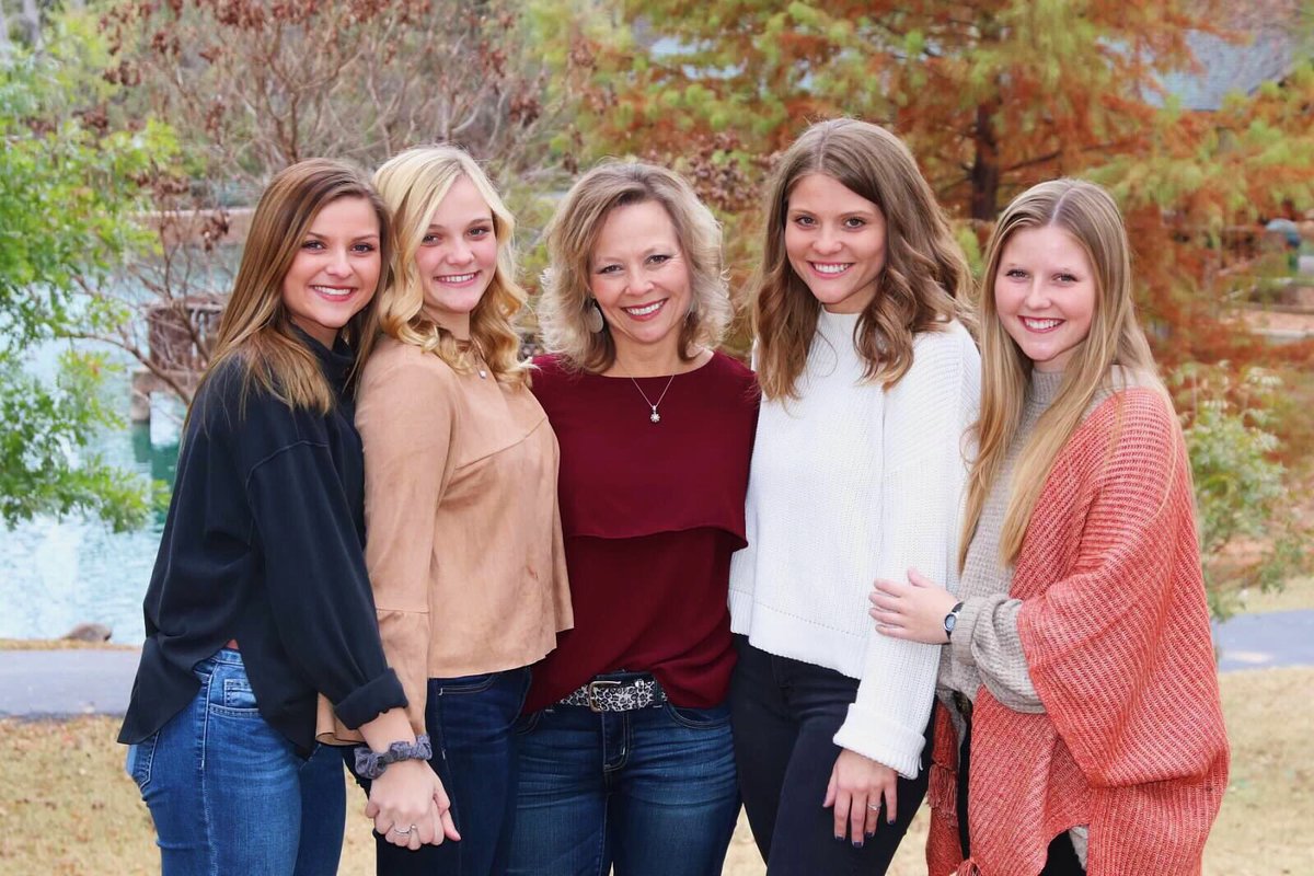 ave524's tweet photo. beyond blessed with the best family I could ask for 💓💓 https://t.co/L0HrcuNLSv