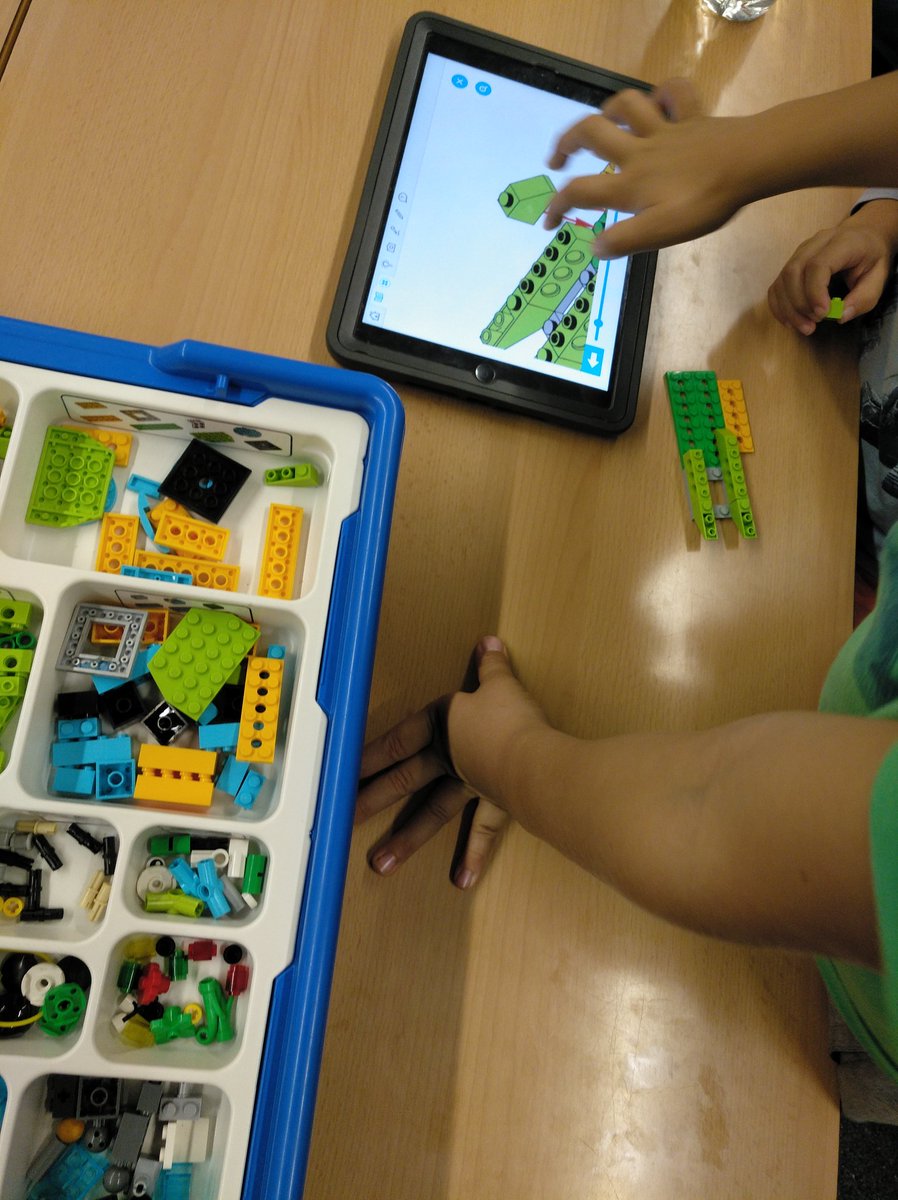 Tecnolegoris1's tweet photo. Ajuda i rescat a fenòmens climàtics!
Projecte liderat pels nostres alumnes @arenaldellevant 
Bona feina nois!!
#Barcelona #rescate #helicoptero #WeDo2 #extraescolares #educación #tecnologia #robotica #niños #programacion #CREATIVIDAD #poblenou #viulatecnologia @afalarenal_ https://t.co/arVIJQqkYf