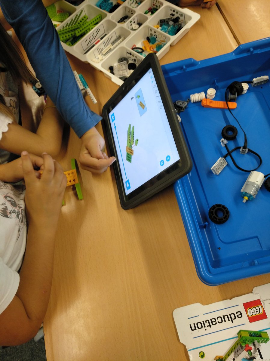 Tecnolegoris1's tweet photo. Ajuda i rescat a fenòmens climàtics!
Projecte liderat pels nostres alumnes @arenaldellevant 
Bona feina nois!!
#Barcelona #rescate #helicoptero #WeDo2 #extraescolares #educación #tecnologia #robotica #niños #programacion #CREATIVIDAD #poblenou #viulatecnologia @afalarenal_ https://t.co/arVIJQqkYf