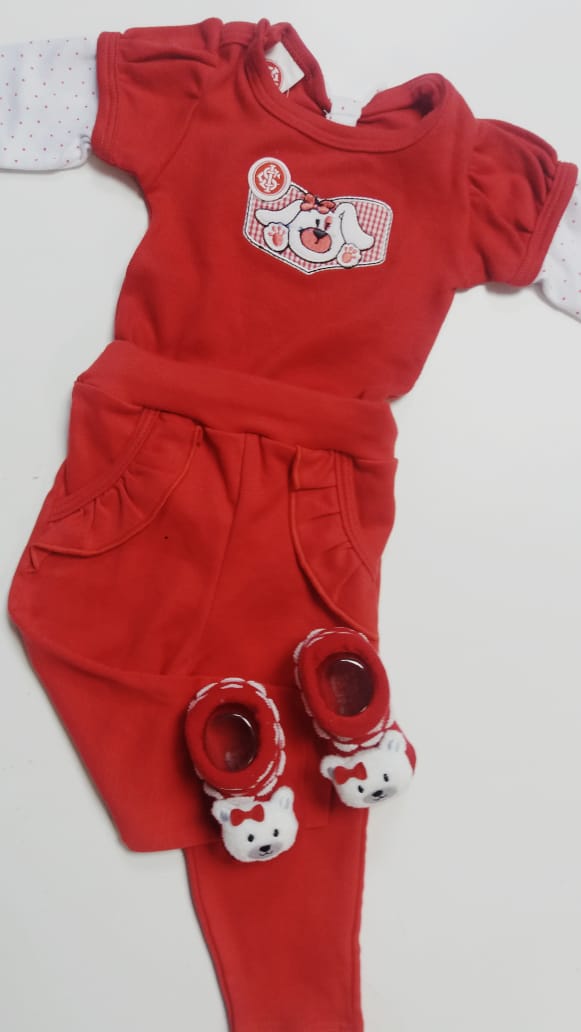 Leo_BorgesJ's tweet image. Primeira roupa comprada para minha princesa, não poderia ser nada mais nada menos q uma roupinha do Inter hahaha 🔴⚪❤👪 #ÉoInter