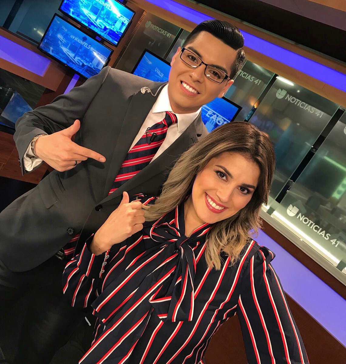gabrieltorrestv's tweet photo. #Cuatitos Hoy andamos de cuatitos 😄 Gracias @brendajimeneztv por dejarme cortar poca tela de tu blusa para hacerme una corbata haha 🤷🏻♂️ #UniFamily #VentanaAlTiempo https://t.co/SUUBOXIC3x
