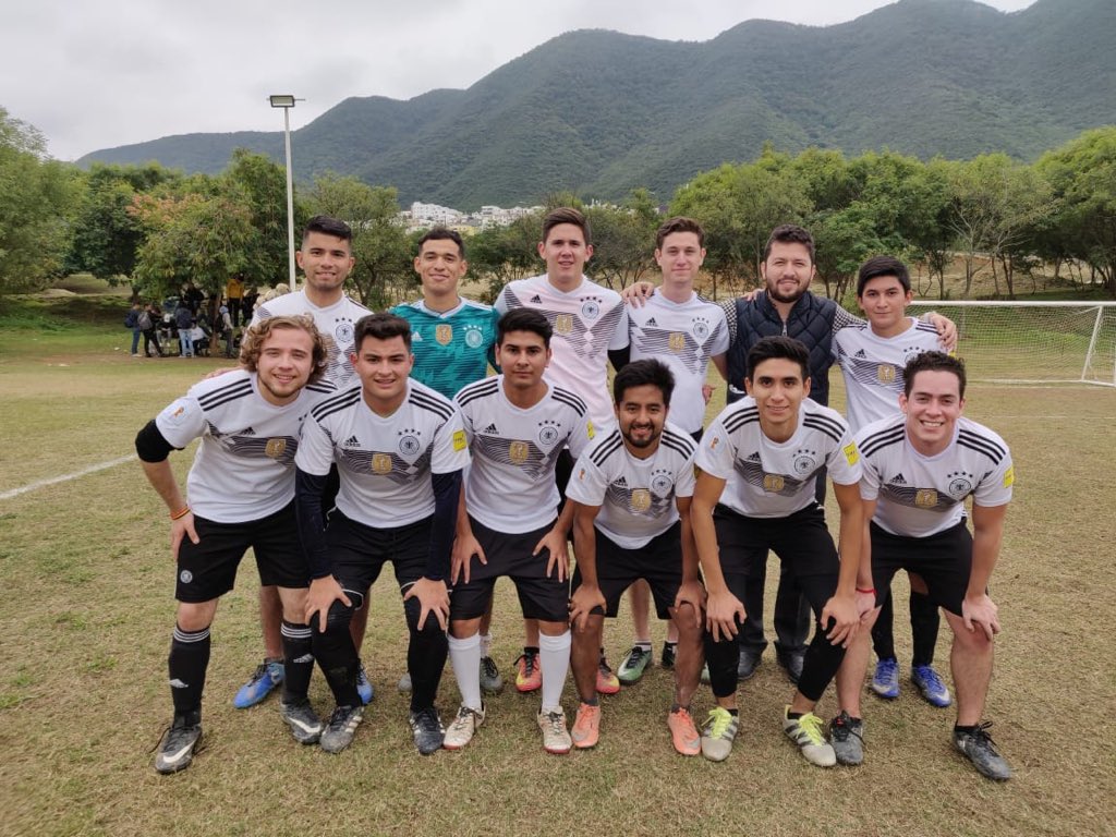 BelgasSC's tweet photo. SEMIFINAL☑️
Belgas 3-0 @fcyaris 
Con goles de @eltioruby, @EduardoB97 y William Hernández el equipo logró imponerse en su última semifinal, unidos y convencidos vamos por nuestra segunda estrella ⭐️ ⭐️ 
#HalaBelgas #4toAniversario https://t.co/uVSXrdnL0W
