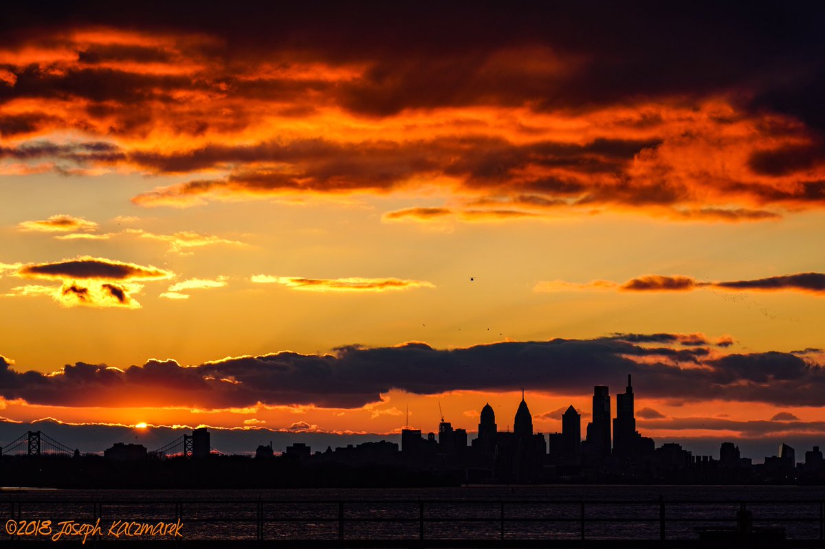 joekaczmarek's tweet photo. Tuesday’s sunset in Philly 11.20.18 https://t.co/oJXNFS5Hlq
