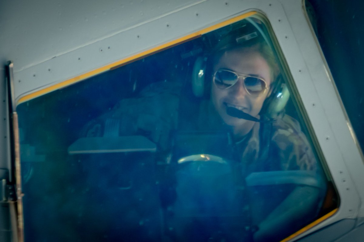 AirMobilityCmd's tweet photo. We'd have the same smile if we were that C-17 pilot! This rapid global mobility mission is pretty awesome! #TTailTuesday https://t.co/cJJP9PIECz