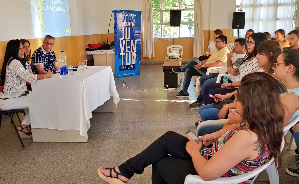 modernizacionlr's tweet photo. Llevamos adelante reunión informativa con Jóvenes de nuestra Ciudad respecto al Programa Nacional #ADULTOS2000. Desde ahora los ciudadanos tendrán la posibilidad de finalizar sus estudios secundarios, generando así más oportunidades para los riojanos. #AlbertoParedesUrquiza https://t.co/OMZKLOuSCp