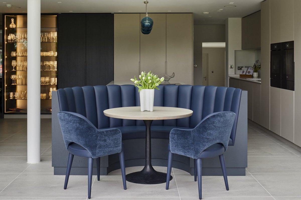 JaneNelsonPR's tweet photo. Truly stunning example of hand skills &amp; expertise of team at master upholsterer @Crowtherandsons featuring bespoke banquette seating in @MooreandGiles Deep Sea leather &amp; dining chairs in @AltfieldLondon Marimba mohair with leather wrapped legs. Interior design @B_ReadingID https://t.co/G3FPOch3kb