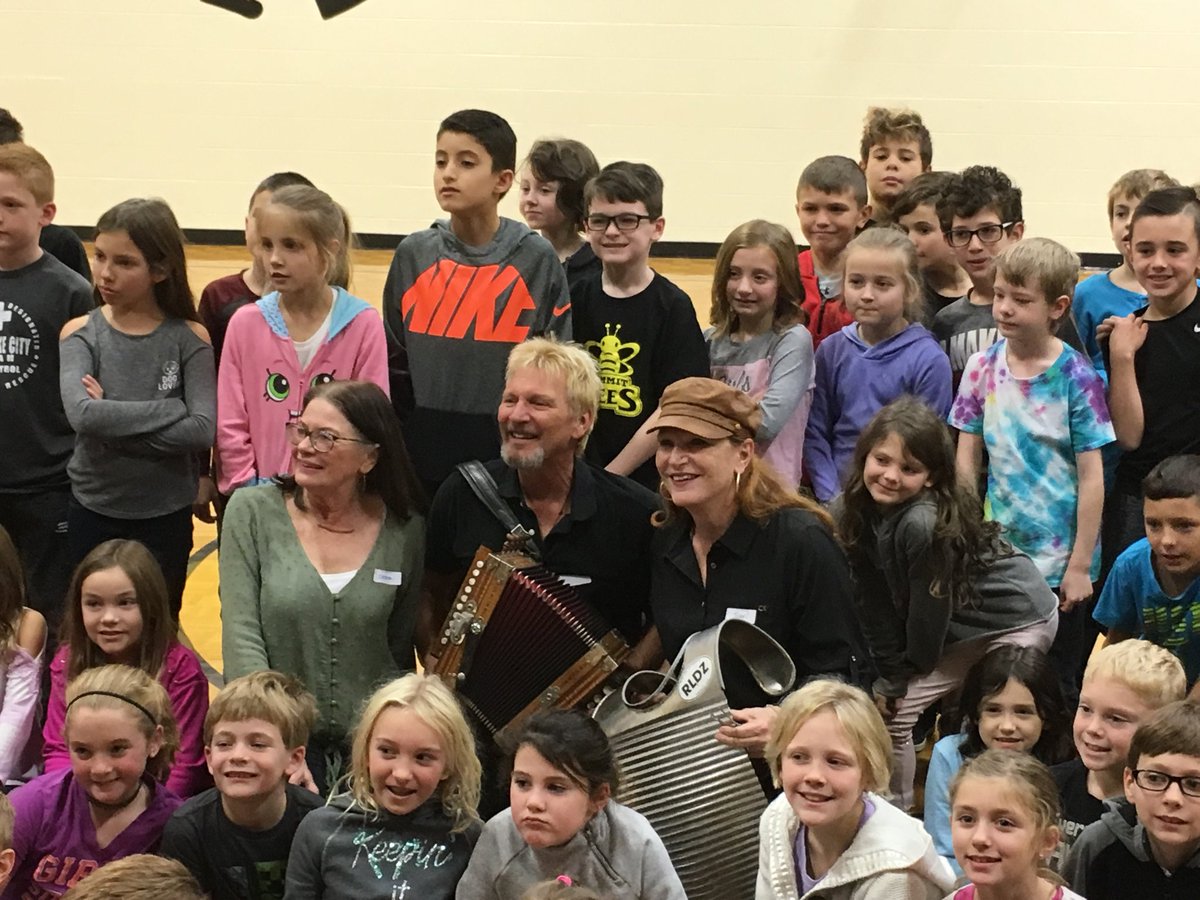 MrsSmith208's tweet photo. Thanks author and musician Joani Lacy, illustrator Debbi Kern and ⁦@RobinLacy⁩ for providing a fantastic day of learning for our third graders. We truly appreciate your time and energy. What a great day! ⁦@summitbees https://t.co/ZxpXY4Nf0f