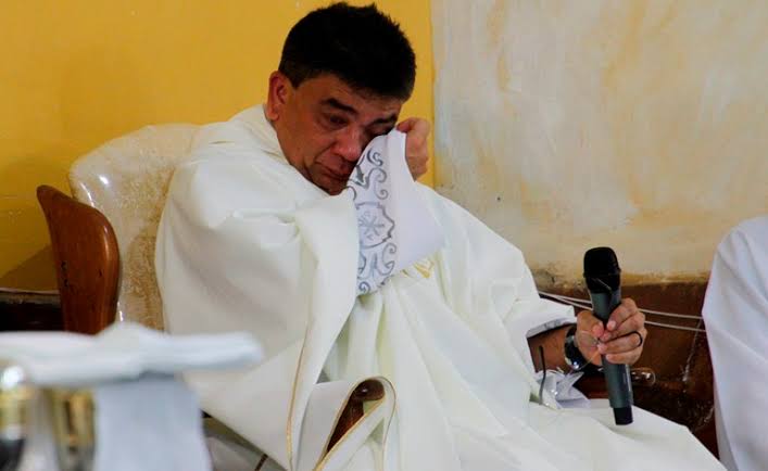 Fantstic5's tweet photo. "Sinto muita falta deles "diz padre sobre @Haddad_Fernando e @ManuelaDavila após sumirem da missa depois das eleições https://t.co/P0QDwyG62F