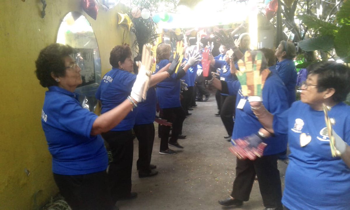 IAAM_CDMX's tweet photo. Feliz 4to aniversario al #Cidam "Bienestar", de Iztapalapa. Las #PersonasMayores que asisten presentaron un bailable y una muestra de las manualidades que realizan.  La PSAM Juana Velasco es la responsable de este #Cidam https://t.co/GracAAxUnt