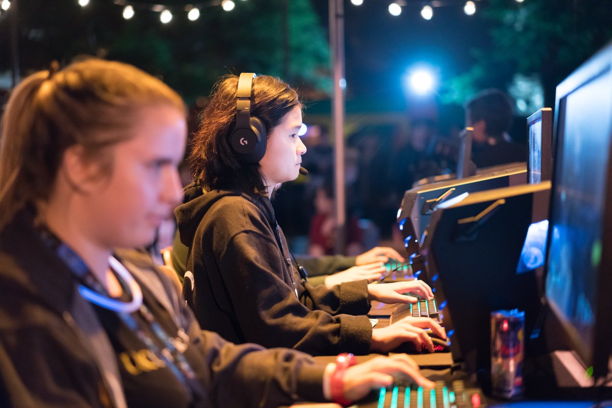 trojanesports__'s tweet photo. @LogitechG appreciation post cause EVERYONE stopped to check out the COOLEST gaming-tech.
The #logitechpowerplay wireless fueling mouse pad?? Paired with the lightspeed #G502 mouse?! Matched with the magical gaming #G512 neon keyboard?!1! THIS is why gamers pick #LogitechG 🎮✨ https://t.co/jSD7TnxwMR