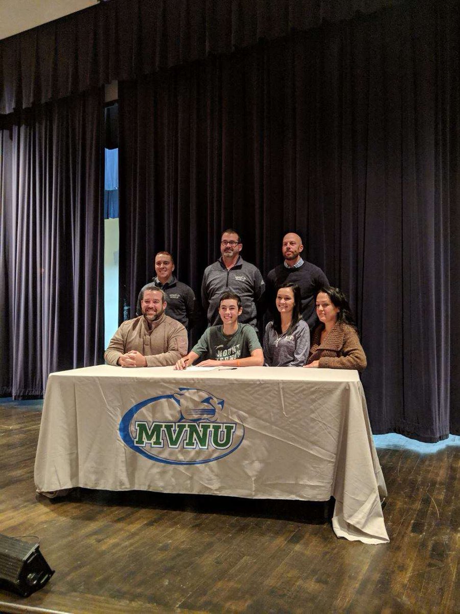 MV_Golf's tweet photo. Our newest #NextLevelJacket @jordan_hoag07 — Excited to watch him grow as a player and a person! Jordan’s best golf is ahead of him! Congrats on taking the next step! #COMPETE @Jsan0900 @mvhsjackets https://t.co/iDCOqD4CKs