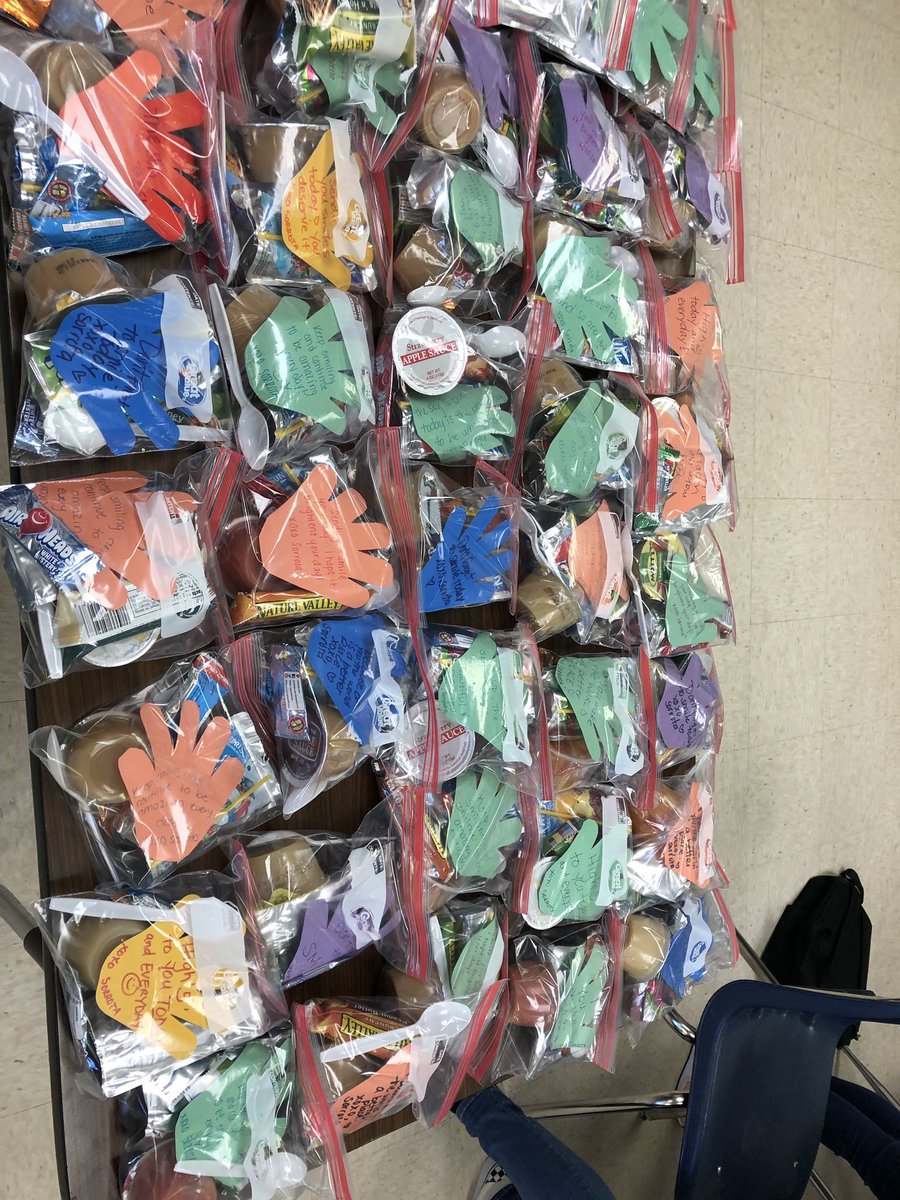 Sorrota Girls coming together to put together Blessing Bags! ‘‘Tis the season for giving💖<a href="/HMLSrHighSchool/">Hialeah-Miami Lakes</a> @HMLActivities <a href="/lisagarcia_lisa/">Lisa Garcia 🏳️‍🌈🇺🇦🟦🇭🇹</a> <a href="/smachado2727/">SydniaMachadoFonseca</a> <a href="/J_Ramirez991015/">Juan Ramirez</a> #WeAreHML #Sorrotastrong