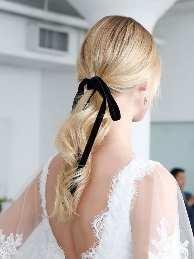 Some_Turquoise's tweet image. A sweet hair ribbon, the subtle way to add a little black to your wedding day. Click over to see our other favorite ways to incorporate the dark color into your palette. photo: @JonasGustavssonPhotography / dress @marchesa / via: @thknot bit.ly/2yXmedC