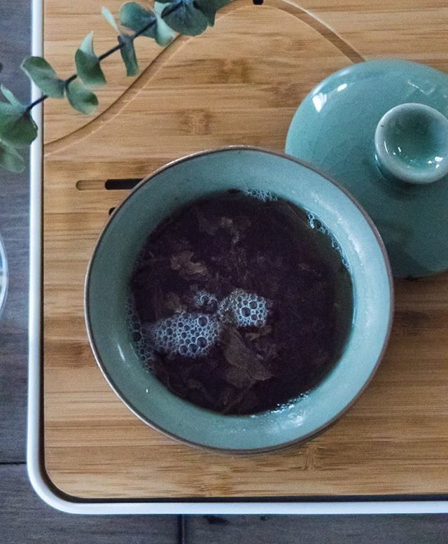 strayleavestea's tweet photo. Trying the fourth region, Lincang/Mengku from my @white2tea puer region sampler. Softer in texture, with a clean, crisp flavour. Will need to spend more time with this region as seems more subtle.

#gongfucha #chadao #tealover #teaaddict #tealife #teagra… https://t.co/7KIvHtqMra https://t.co/x8WqUbbVeN