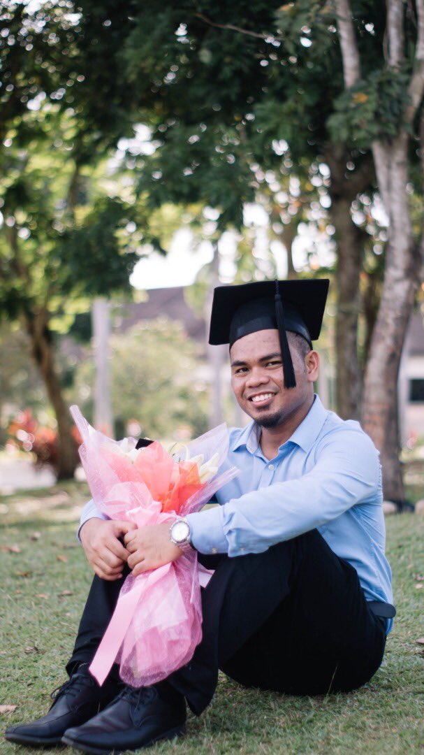 shidairni's tweet photo. UMS Convocation 💐
November 21, 2017
Kota Kinabalu, Sabah.

November 2017 we were engaged, then married after almost one year 💍

HAPPY GRADUATION DAY! 😍

📷 : @aizat_itachi 

#UMSConvocation
#PostEngagement https://t.co/O32bu3B9Ao