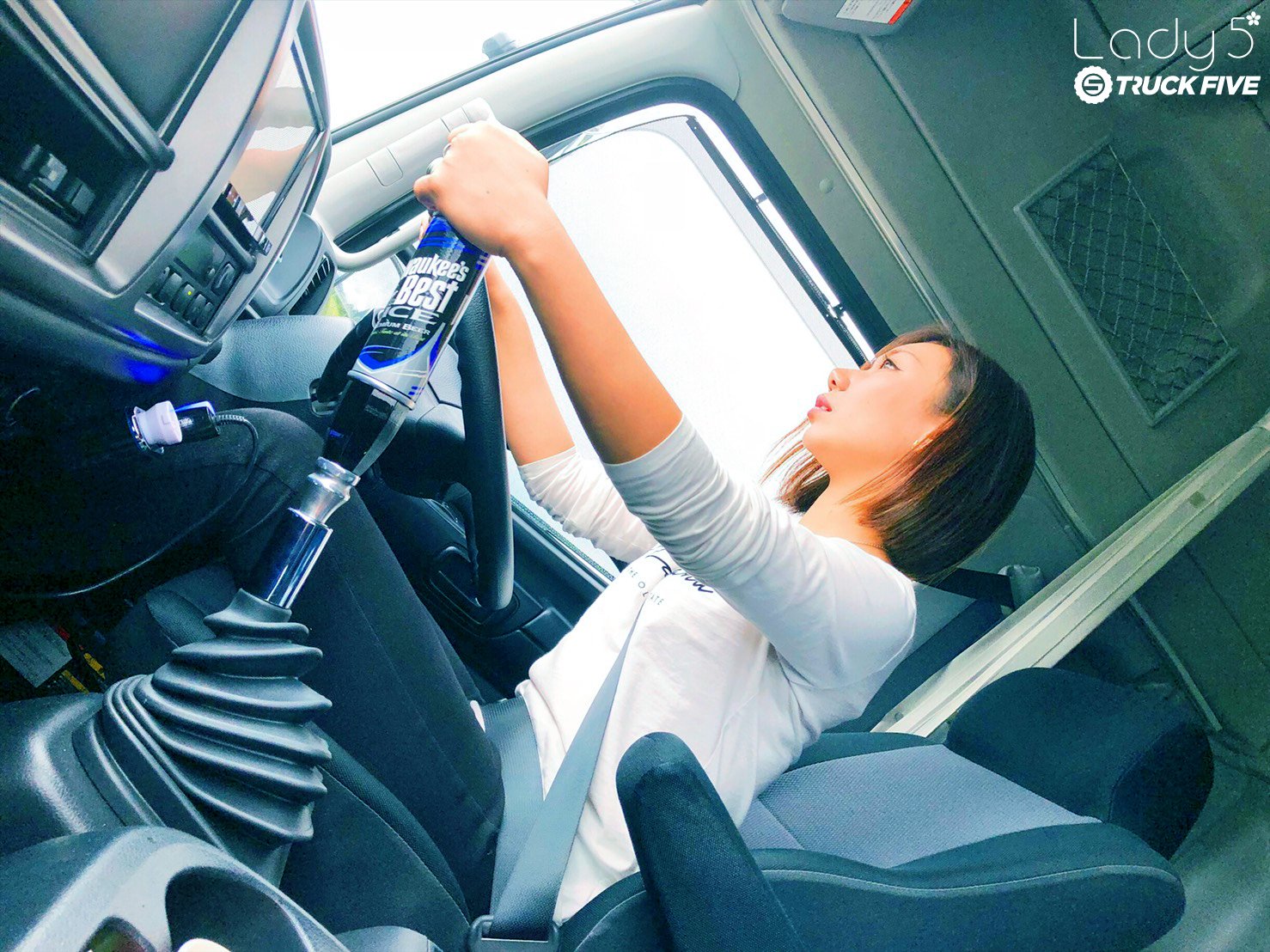 Truck Lady5 トラックレディーゴ 今日のトラック女子は舞乃さんです 日野レンジャープロを運転します 10月から大型と牽引行きます 今日も皆さんご安全に トラック女子 トラガール シフトノブ Lady5 レディーゴー トラックファイブ
