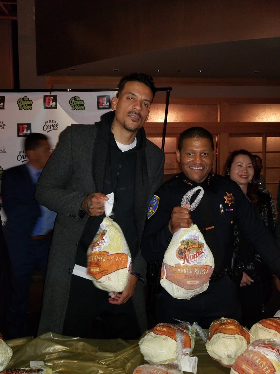 SFPDCares's tweet photo. Tonight's turkey giveaway with some special guest! Thank you to all the sponsors who made this event a success! @SFPDChief @LondonBreed @warriors #sfpdcares https://t.co/jdgGpdrUmV