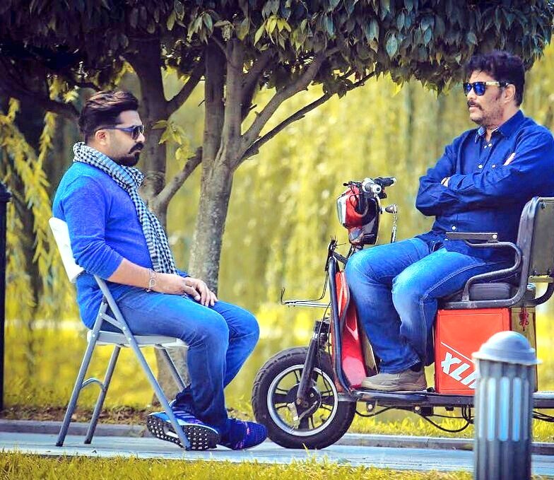 kollywoodtimes's tweet photo. Director #SundarC and #Simbu from #VandhaRajavadhanVaruven Shooting Spot !!
#STR #VRVTrailerComingSoon #VRVTeaserOnTheWay #VRVTeaser #VRV #VRVTeaserSoon
@CatherineTresa1 @akash_megha @MahatOfficial @hiphoptamizha @aditi1231 @LycaProductions https://t.co/tIUra0FJO4