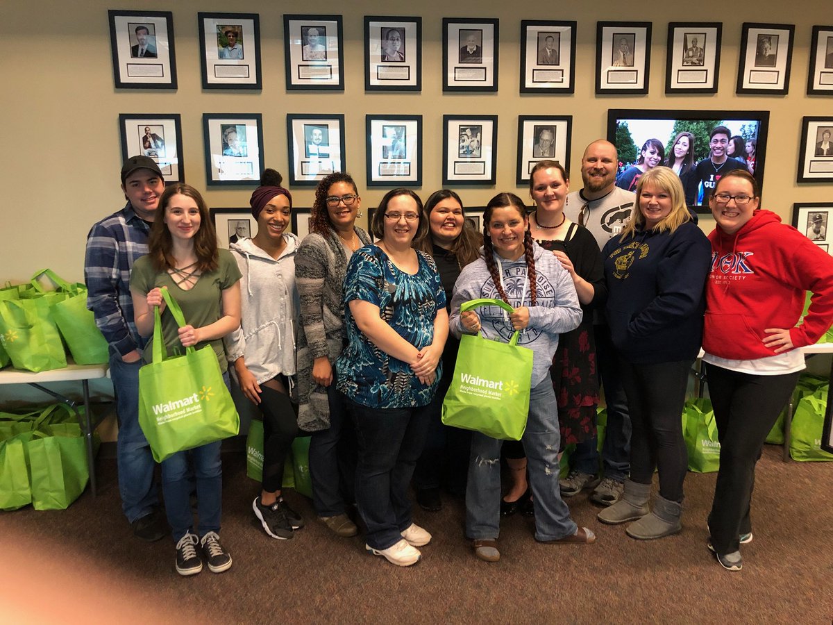 ClarkCollege's tweet image. We love to see Penguins helping Penguins! This afternoon, @PHITHETAKAPPA honor society distributed Thanksgiving baskets to 100 Clark students in need! A big thanks to the community members who donated to help fund the baskets.
