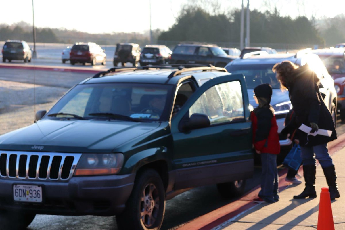 NinaJHenson's tweet photo. Today was one of those days that melts your heart as a Principal! Servant leadership in the making! β€οΈ #thankful for our parents @HollisterElem #HESTigerFamily https://t.co/gHo1wkVTn3