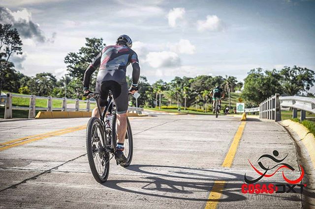 DXTMagazine's tweet photo. La DUPLA PERFECTA de COSAS y DXT en Santa Cruz, reunió a corredores y ciclistas quienes participaron de una duatlón en el Urubó Village. Ánimos entre amigos y familiares acompañaron a los deportistas mientras corrieron 4K y pedalearon 10K. Después de cruzar juntos la meta pudiero https://t.co/V8OKFjCbW9