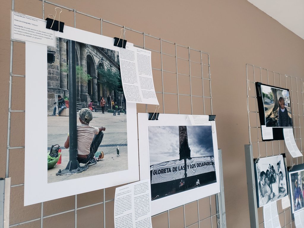 SFigueroaTec's tweet photo. El día de hoy comenzó la exposición fotográfica #Rostros, donde estudiantes de @PrepaTecGDL sensibilizan sobre diferentes temáticas de derechos humanos como resultado de su participación en el tópico de Ciudadanía de @CSocialesTec.

#HayOtroMéxicoEnCurso 

#Standup4HumanRights https://t.co/jI1Bpan5Xr