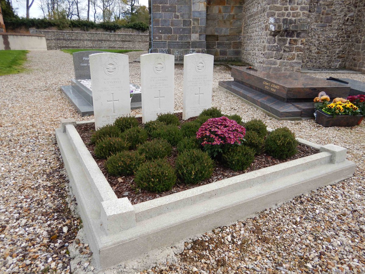 We've seen lots of floral tributes over #Armistice100 and nice to see someone from the village has placed flowers on the small @CWGC #WW2 plot in Malleville-les-Gres Churchyard.