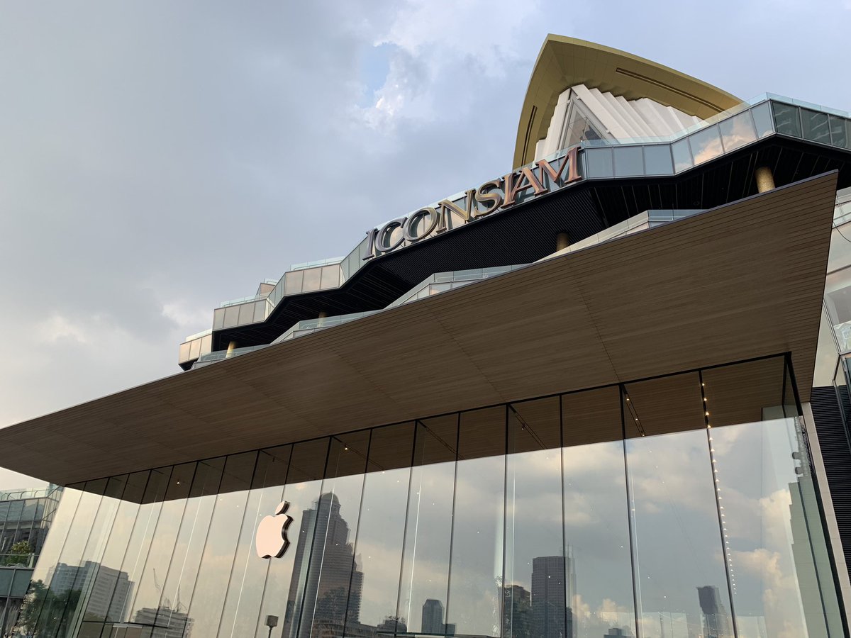 koisprk's tweet photo. Just a little bit beyond my imagination lol, pretty cool :)
#iconsiam #applestoreth https://t.co/4551dD19zo