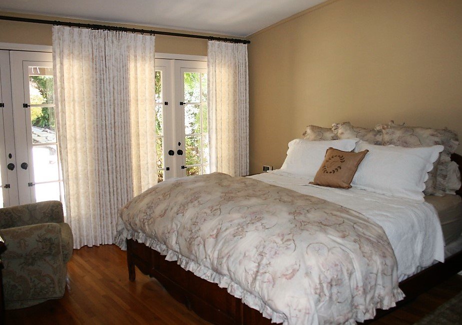 PCDrapery's tweet image. We were out at a home in Palos Verdes from five years ago.  The hardware is @Ironartbyorion .  The Bedroom is @R_AllenDesign  Wispy Woven Merengue.  The Tie Back panel is @Fabricut Bahus Blonde with an interesting trim.