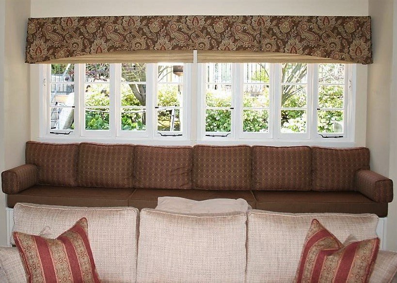 PCDrapery's tweet image. We were out at a home in Palos Verdes from five years ago.  The hardware is @Ironartbyorion .  The Bedroom is @R_AllenDesign  Wispy Woven Merengue.  The Tie Back panel is @Fabricut Bahus Blonde with an interesting trim.