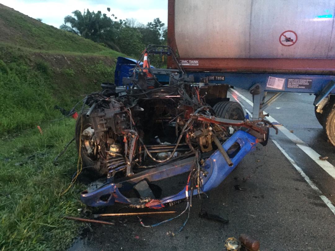 Bernama On Twitter Seorang Maut Dalam Kemalangan Sebuah Treler Dan Dua Lori Tangki Di Km254 3 Lebuhraya Plus Arah Selatan Di Senawang Negeri Sembilan Bombajbpm Https T Co Iihbs0viyr