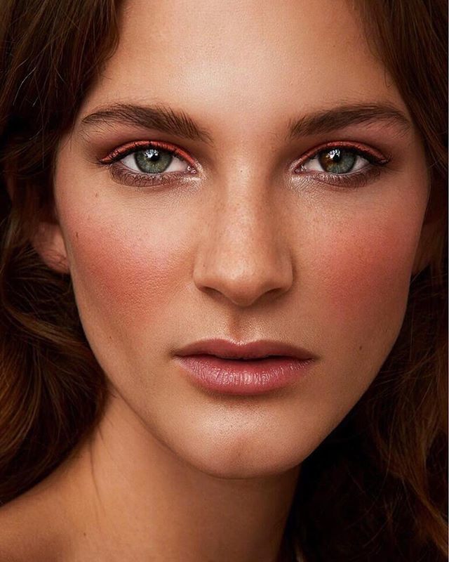 makeuptipsdigit's tweet image. Beautiful sun kissed, bronzed glam by one of our faves @zoekarlismakeup 
Get the look with: @armanibeauty Luminous Silk Foundation @benefitaustralia Bene Tint  @tomford  Creme shadow Spice &amp;amp; coco mirage @kevynaucoin volume mascara @chantecaille Luster Gl… ift.tt/2TrdEx4