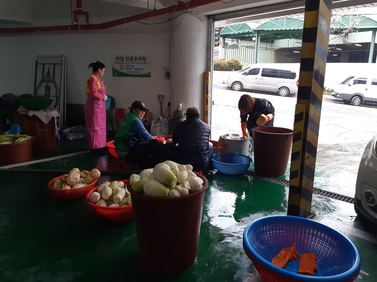 bada08312's tweet image. 소통하고 배려하는 수진1동
나눔으로 행복한 수진1동

***2018. 수진1동 사랑의 김장나누기***

어려웃 이웃을 위한
김장 준비작업을 위해 아침일찍부터 나와주신 단체원님들 감사드립니다.