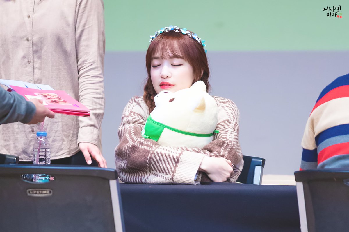 000828com's tweet photo. 181104 노량진 팬사인회 에이프릴 레이첼

@APRIL_DSPmedia 
#에이프릴 #APRIL #레이첼 #성나연 #Rachel #예쁜게_죄 https://t.co/WWxU2MD4MA