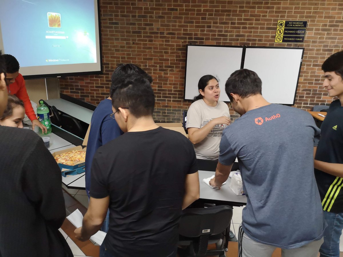 JDuchessGT's tweet photo. Durante el #BeyondHacktoberfest donde estuvimos hablando del #OpenSource con @itrjwyss y como contribuir y disfrutamos de una deliciosa pizza al finalizar gracias a @Auth0Ambassador @auth0 https://t.co/Uvjpgw5GkY