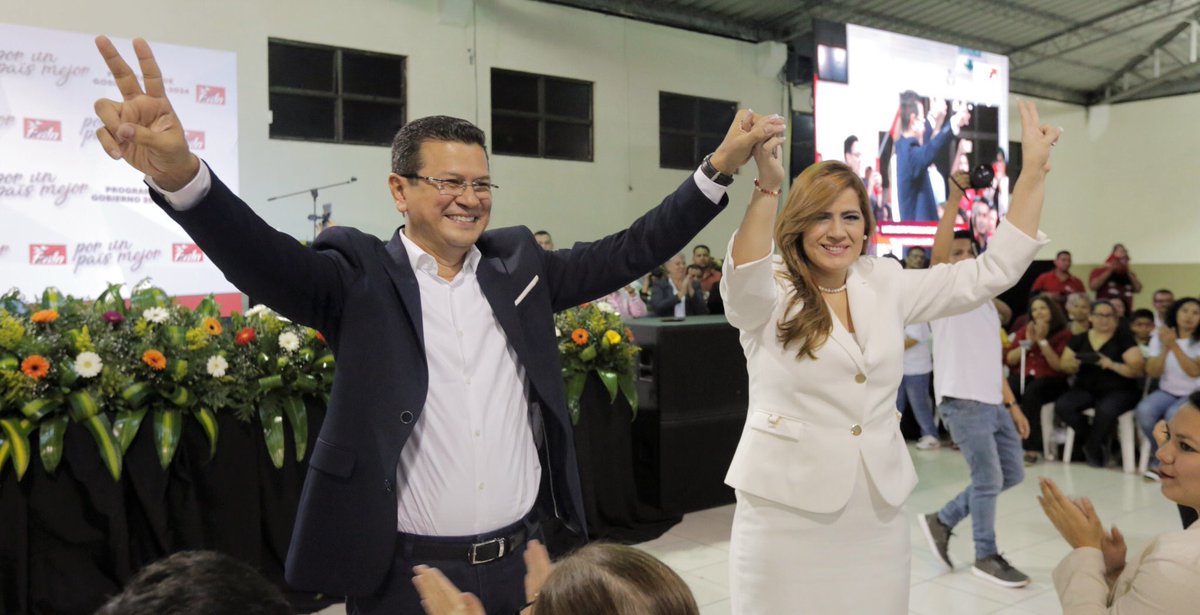GersonmSV's tweet photo. #HugoPresidente 
Hugo acompañado de Karina y por una representación popular presentó esta tarde Programa de Gobierno 2019-2024 Por un país mejor! https://t.co/nEC0DT4jhB