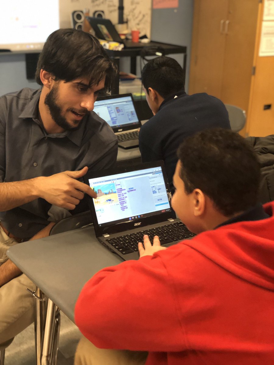 ENLACE_Lawrence's tweet photo. Using @scratch at after-school #coding club today! So much fun to design our own games and animations. 💻📱⌨️🖥 https://t.co/ysbUK5kxDC