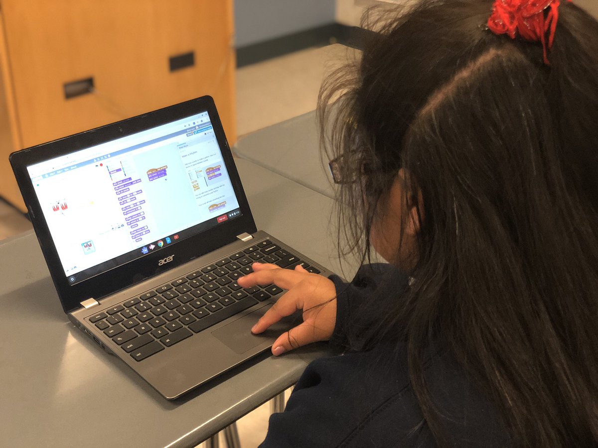 ENLACE_Lawrence's tweet photo. Using @scratch at after-school #coding club today! So much fun to design our own games and animations. 💻📱⌨️🖥 https://t.co/ysbUK5kxDC