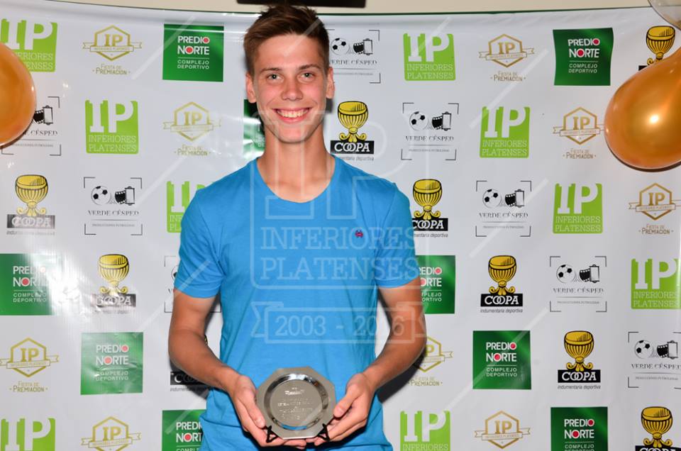 InferioresP's tweet photo. #EDLP #Ascacibar, titular hoy en @Argentina, ya asistió a las #FiestasIP y fue @InferioresP de Oro en 2014; @JuanMFoyth, también convocado a la albiceleste, fue Revelación de Oro 2016. Si sos del Pincha, te esperamos el jueves, desde las 18, en Islas Malvinas (19 y 51). https://t.co/dJxou3CuQn