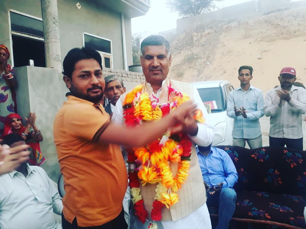 DRGEDAR's tweet photo. #जनसम्पर्क_अभियान
#Mission_2018
आज वार्ड नंबर 5 से युवा दिलों की धड़कन भाई पवन स्वामी, सुभाष शर्मा ,पवन भारती, व अन्य युवावर्ग, बुजुर्गों व महिलाओं ने आज स्वागत व समर्थन देने का विश्वास दिलाया । https://t.co/5AoSYFlnRF