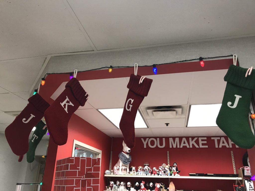 mariamcintee's tweet photo. #T1463bestteaminretail🎯#thanksgivinggivethanks🦃 #stockingslightsfireplace🔥 #gingerbreadhouse🏠🎺#snowman⛄️
#worksomewhereyou❤️#bringontheholidays2018🎁#shoptarget🛒 #noel #writeyoucardstowin #guessingjars❓#targetdenim👖 https://t.co/mmSvSkUQaU