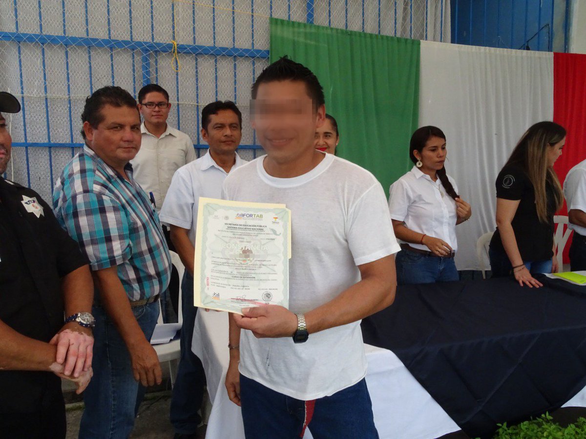 TabascoSeguro's tweet photo. @Ifortab Entrega constancias a personas privadas de libertad de Comalcalco https://t.co/hAnWeasUqv https://t.co/1AtPqTjD8z