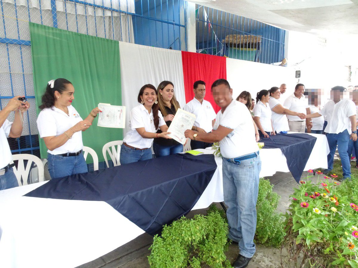 TabascoSeguro's tweet photo. @Ifortab Entrega constancias a personas privadas de libertad de Comalcalco https://t.co/hAnWeasUqv https://t.co/1AtPqTjD8z
