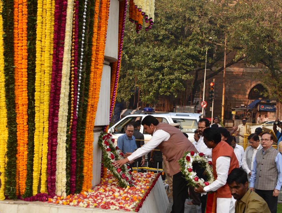 CMOMaharashtra's tweet photo. CM @Dev_Fadnavis paid floral tributes at Hutatma Smarak in Mumbai on occasion of Hutatma Smruti Din this morning.
महाराष्ट्र राज्य हुतात्मा स्मृतिदिनी आज सकाळी हुतात्मा स्मारक, मुंबई येथे मुख्यमंत्री श्री देवेंद्र फडणवीस यांनी राज्य सरकारतर्फे हुतात्म्यांना आदरांजली अर्पण केली. https://t.co/4YYZ2ALWM5